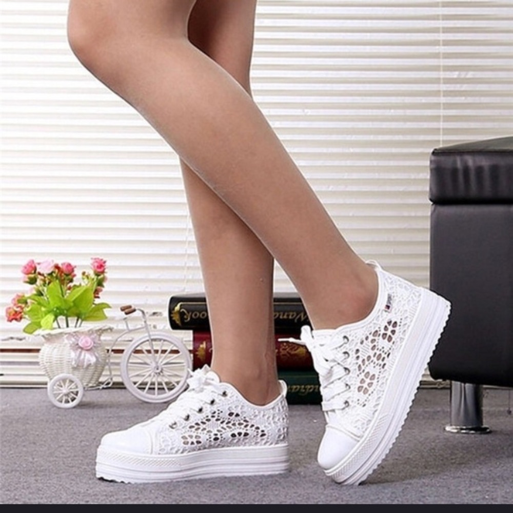 NWOT White lace canvas platform sneakers